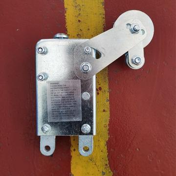 High quality anti tilting safety lock for suspended platforms